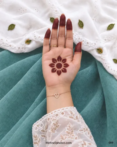 Front hand with leaf flower gol tikki and fully shaded fingertips