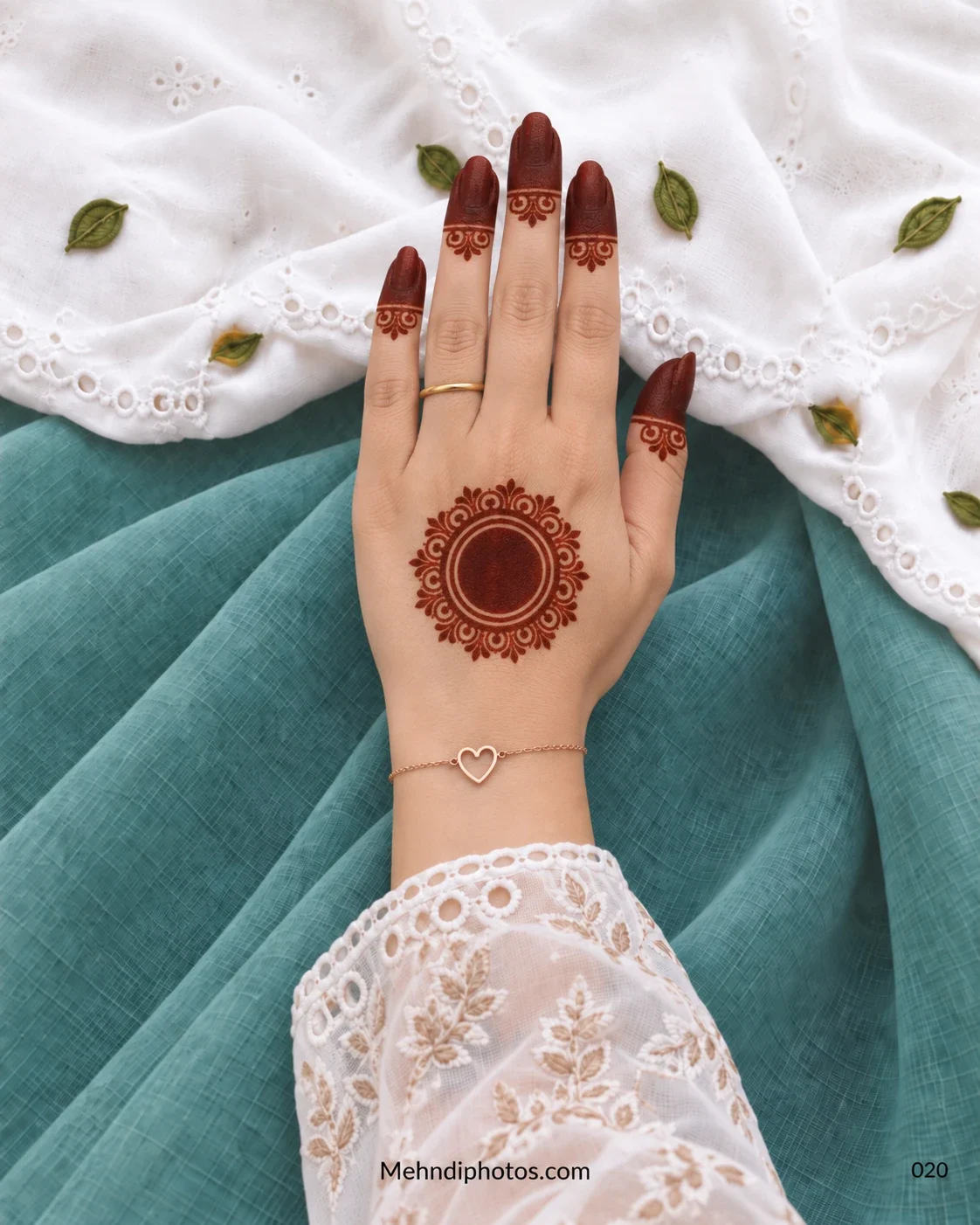 Minimal back-hand gol tikki mehndi with curled border and dark fingertips
